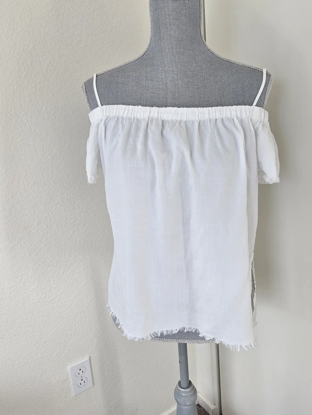 Cloth & Stone Anthropologie White‎ Off the Shoulder Small Top Fray Hem Tencel